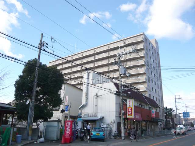 敷地の東側はバス通りに面し、沿道には各種店舗が立ち並び、にぎやかです。