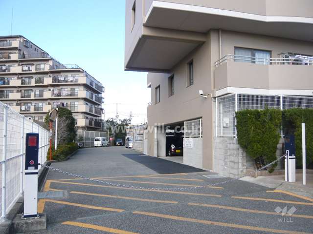 駐車場出入り口はロボットゲート付きです。