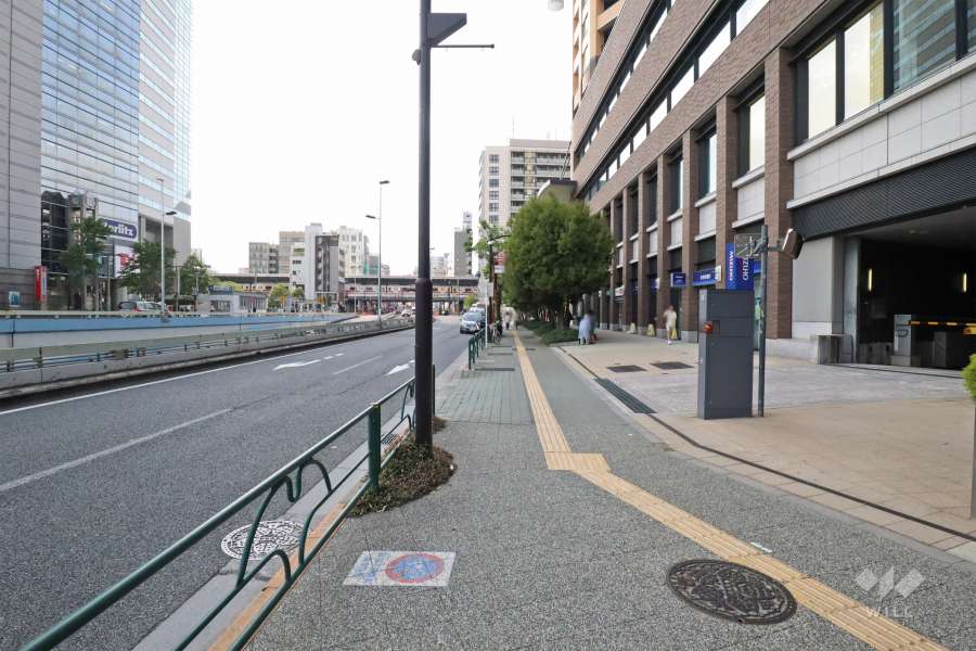 敷地南西側の前面道路（南東側から）