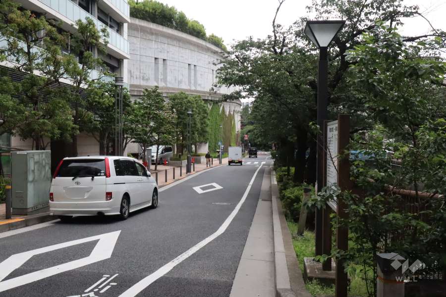 敷地南西側の前面道路(北西側から)
