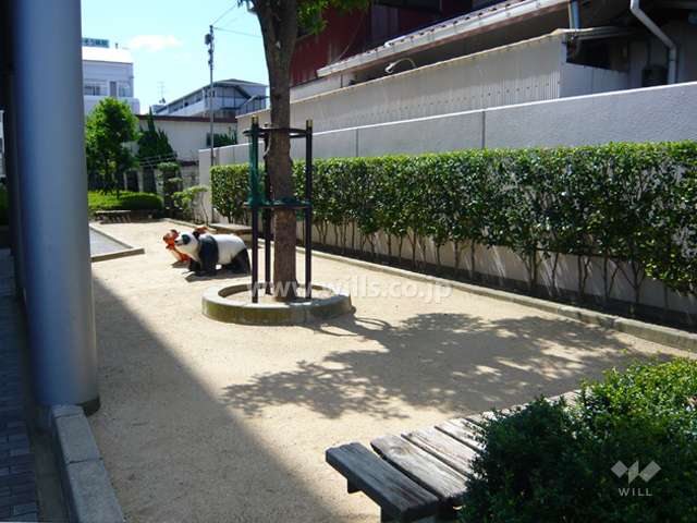 共用部分に小さな公園があります。