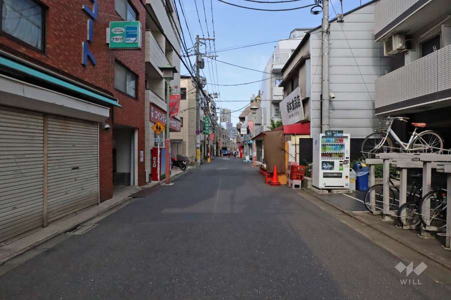 敷地北西側の前面道路(南西側から)