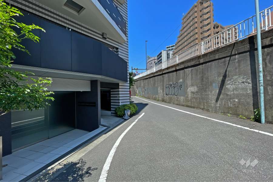 敷地南東側の前面道路（南西側から）