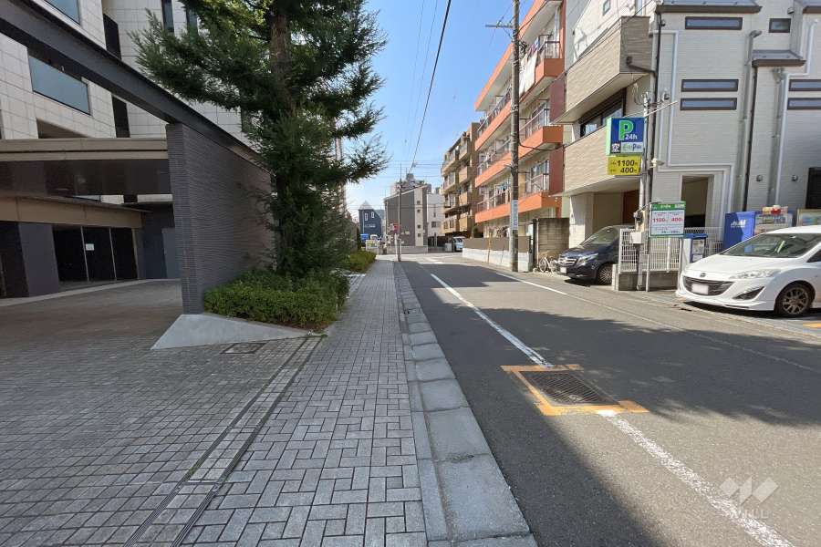 敷地北西側の前面道路（北東側から）