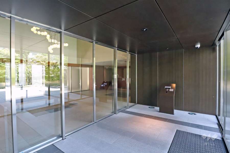 エントランスはオートロック付きです。