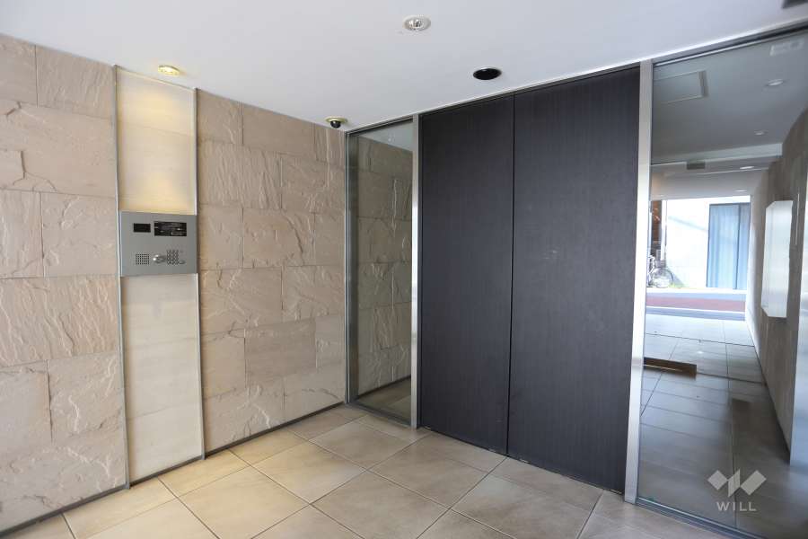 エントランスはオートロック付きです。-(2)