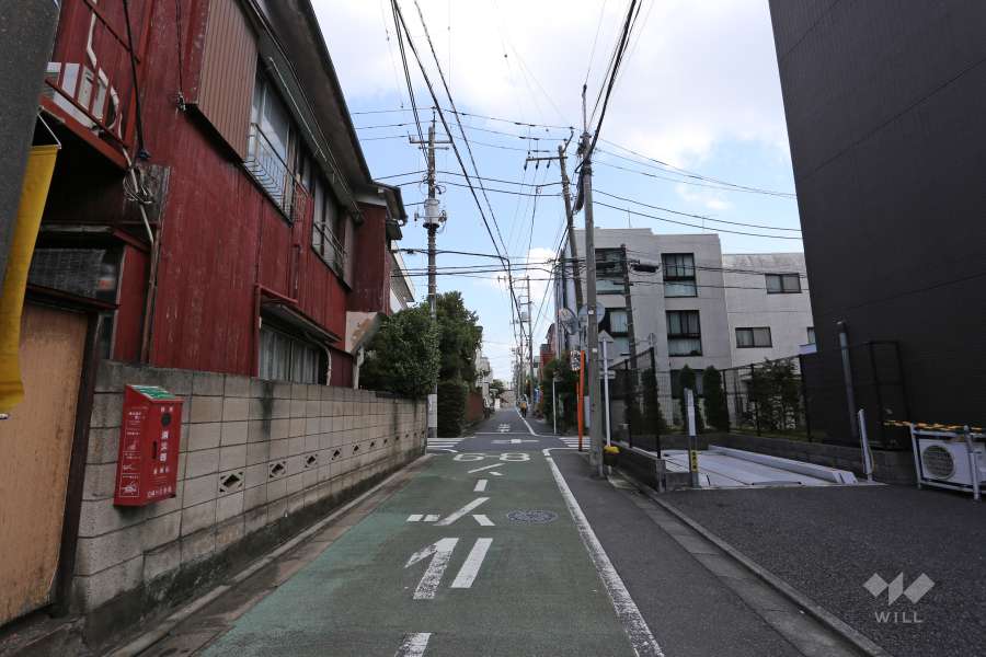 敷地の北側前面道路（西側から）