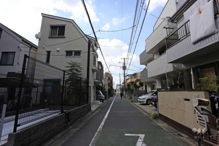 敷地の北側前面道路（東側から）