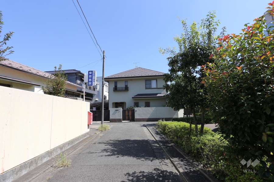 敷地の北側前面道路（西側から）