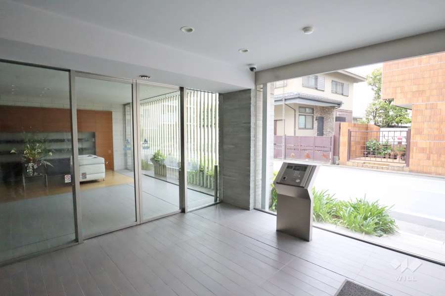 エントランスはオートロック付きです。