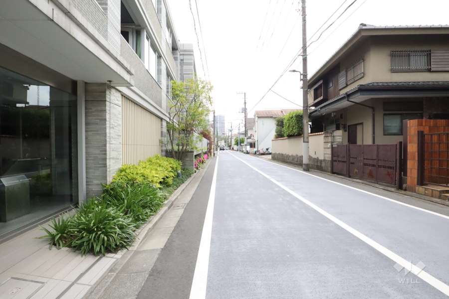 敷地西側の前面道路