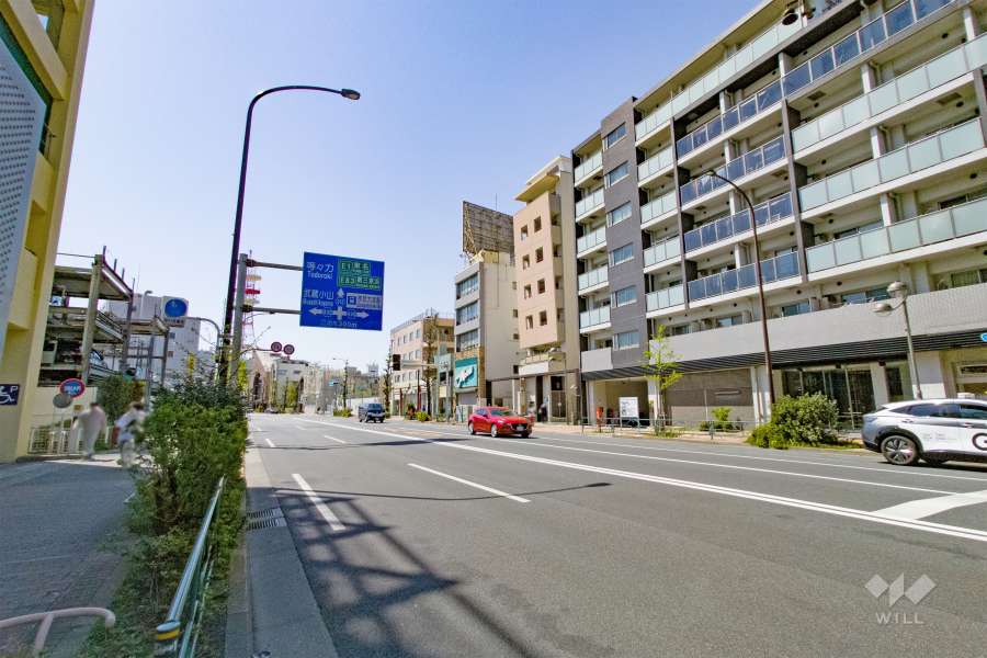 敷地南側の前面道路（東側から）