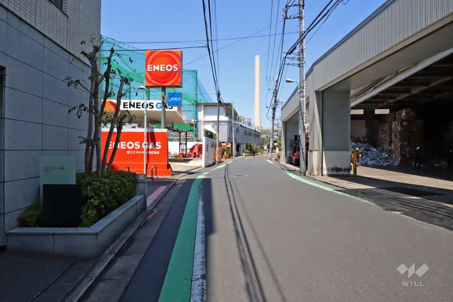 敷地北東側の前面道路(南東側から)