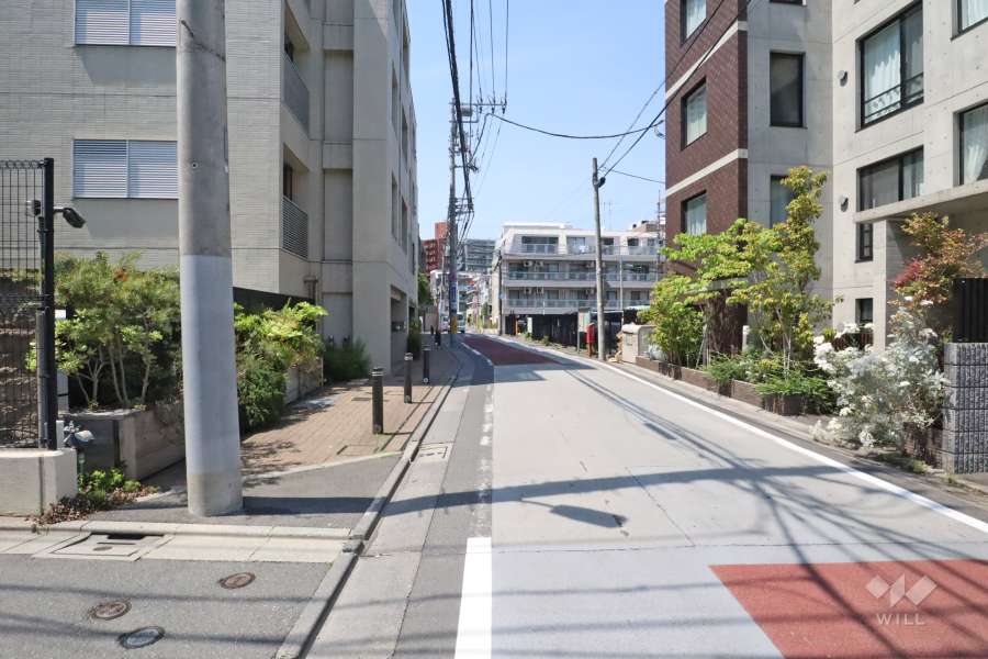 敷地東側の前面道路(東側から)