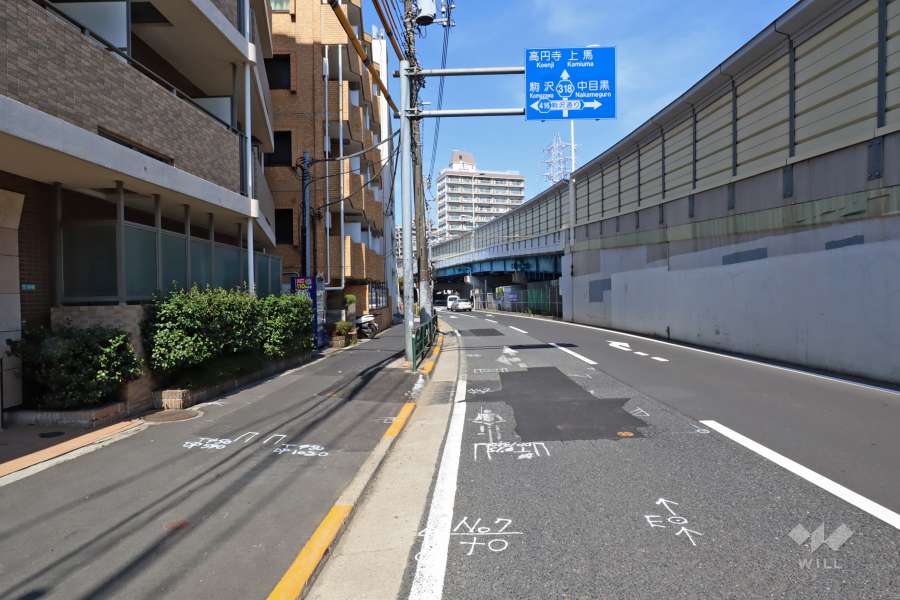 敷地北東側の前面道路（南東側から）
