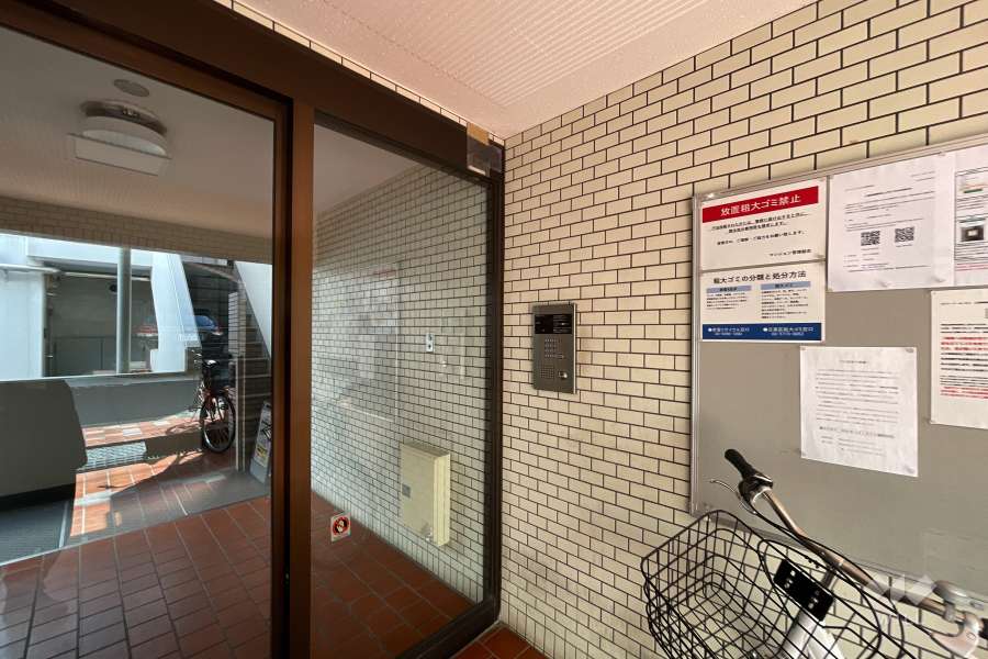 エントランス内はオートロック付きです。