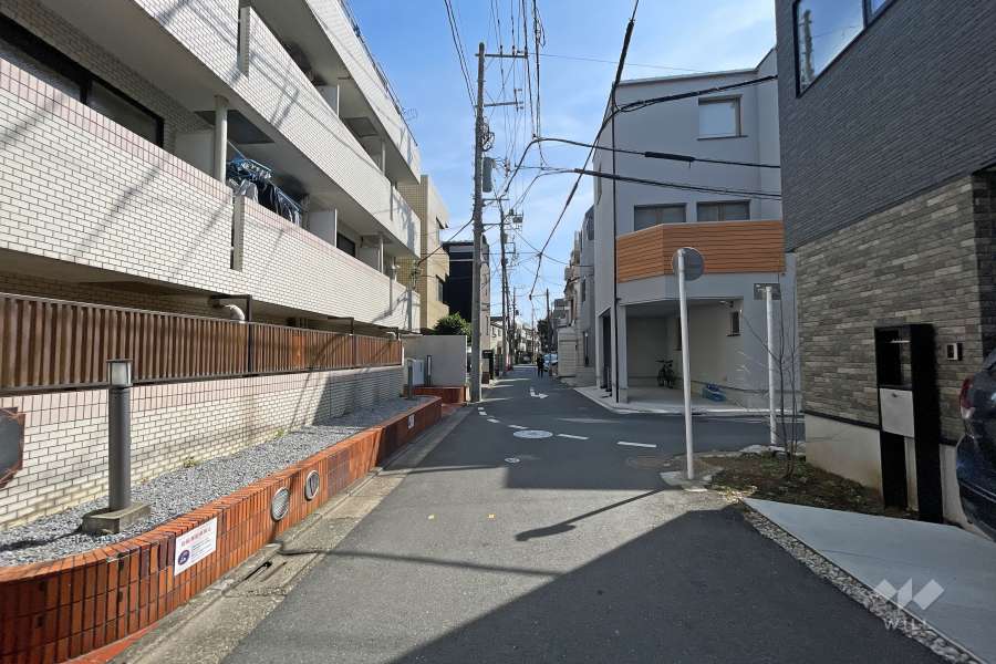 敷地西側の前面道路