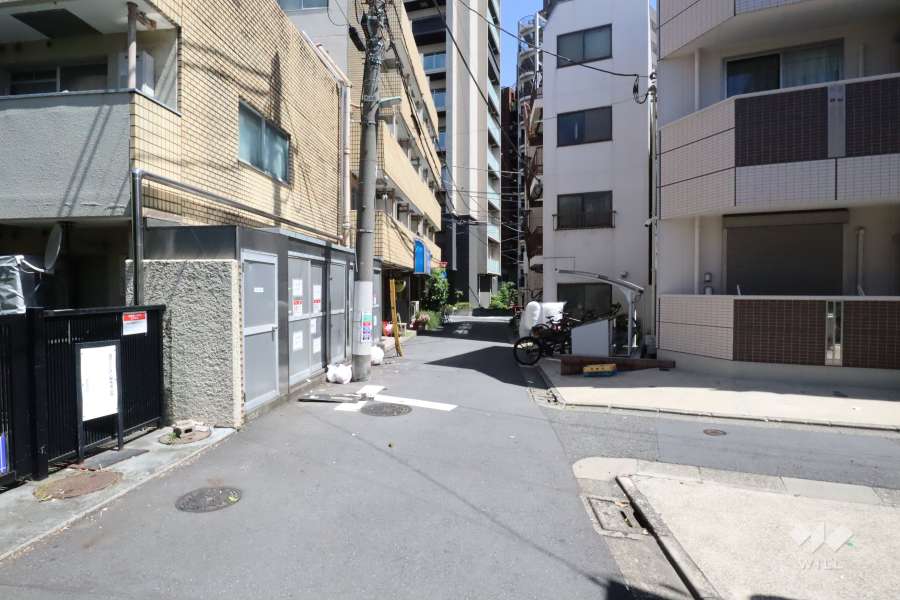 敷地南東側の前面道路(南西側から)