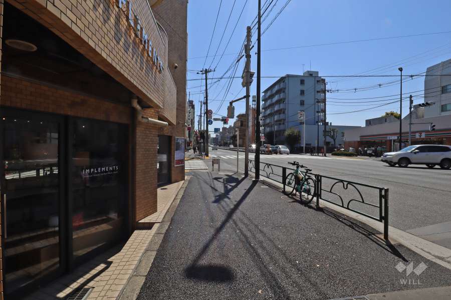 敷地西側の前面道路(北側から)