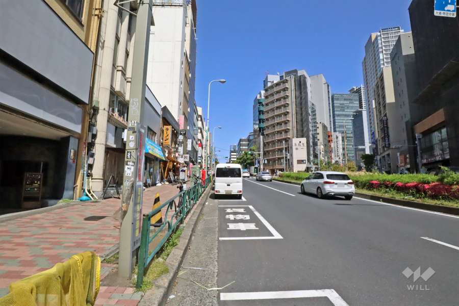 敷地南側の前面道路は目黒通りです（西側から）。