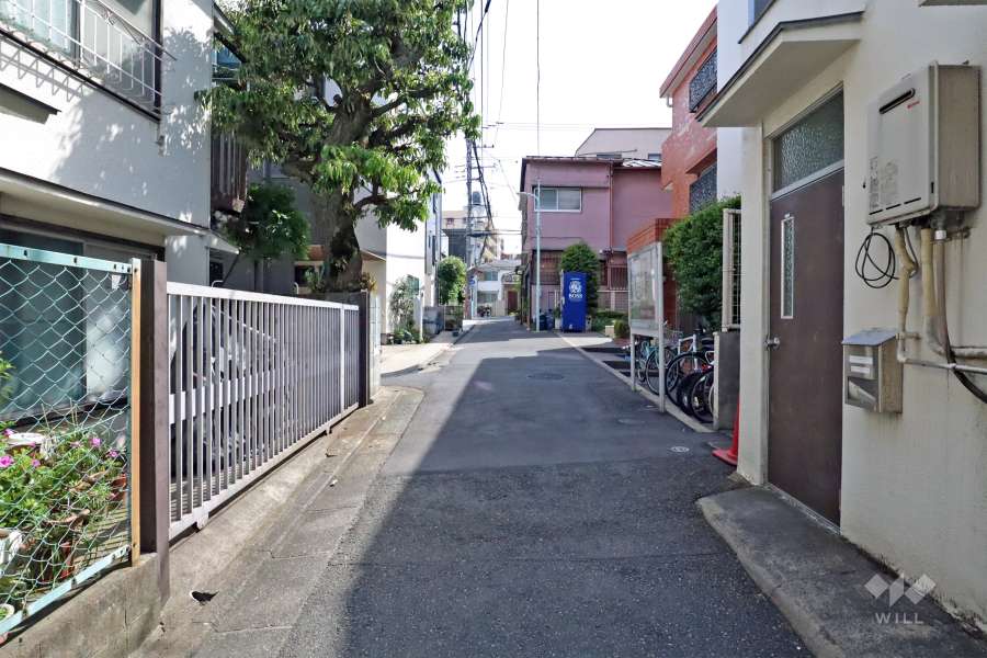 敷地東側の前面道路(北側から)
