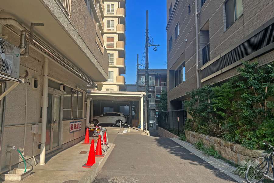 敷地の南東側前面道路(南西側から)