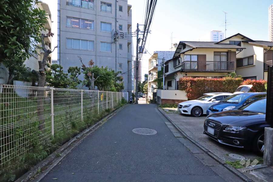 敷地北東側の前面道路(南東側から)