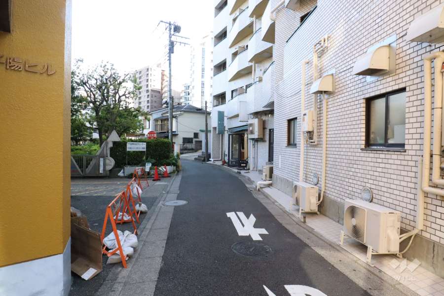 敷地北東側の前面道路(北西側から)