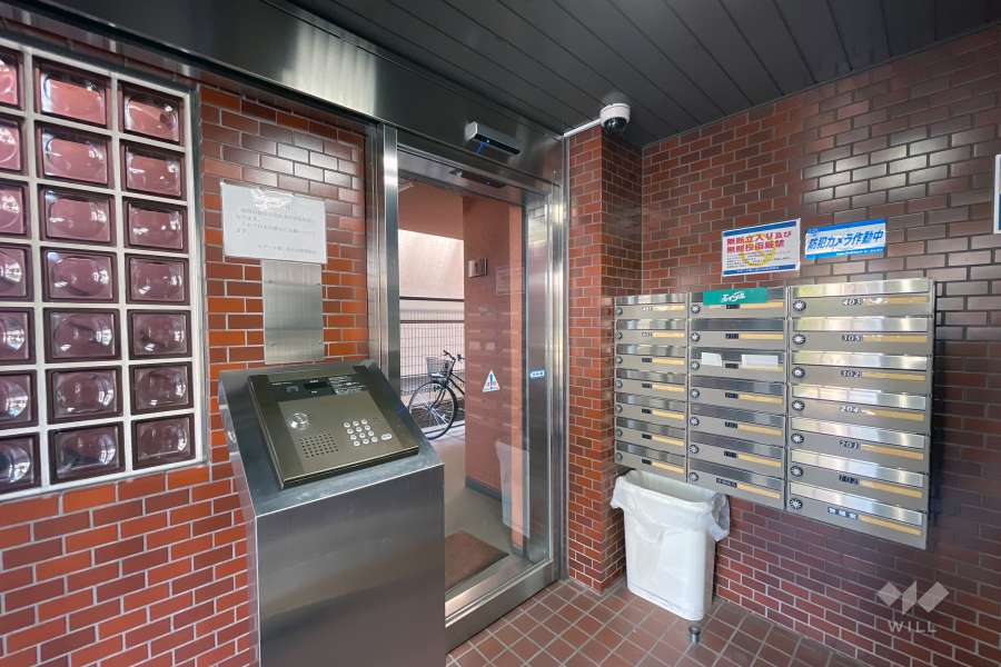 エントランスはオートロック付きです。