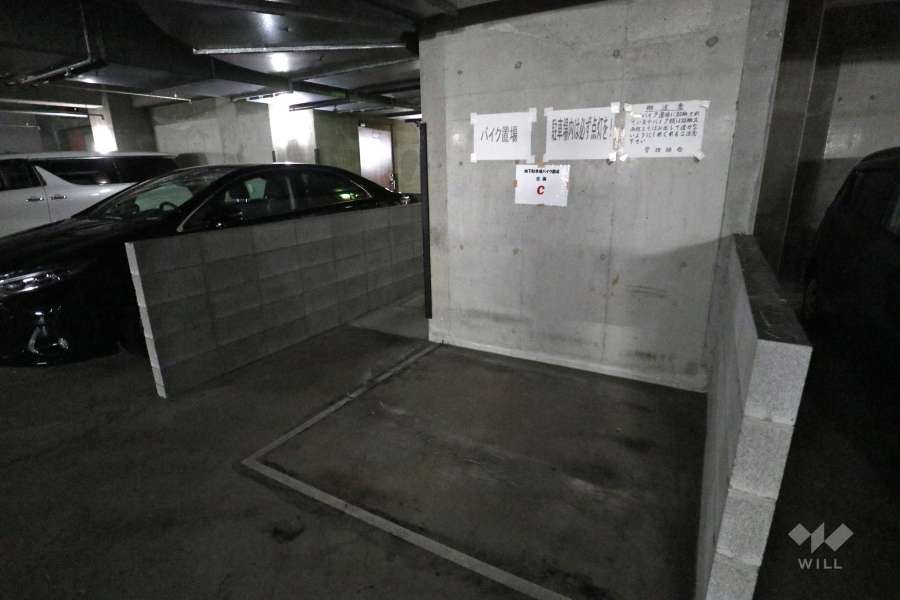 バイク置場（地階）