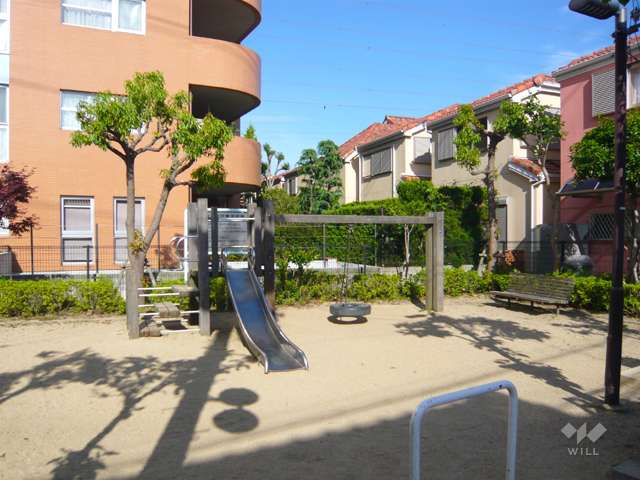 小さな公園に隣接しています。