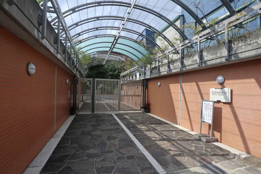 東側エントランスアプローチ