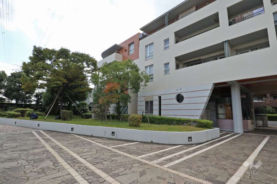 東側エントランスアプローチ