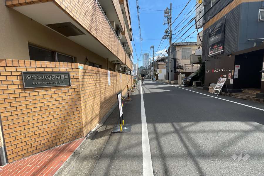 敷地南西側の前面道路（北西側から）