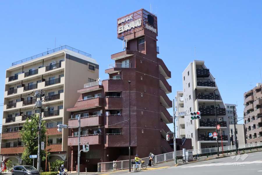 日興パレス駒場は松見坂交差点に面しています。