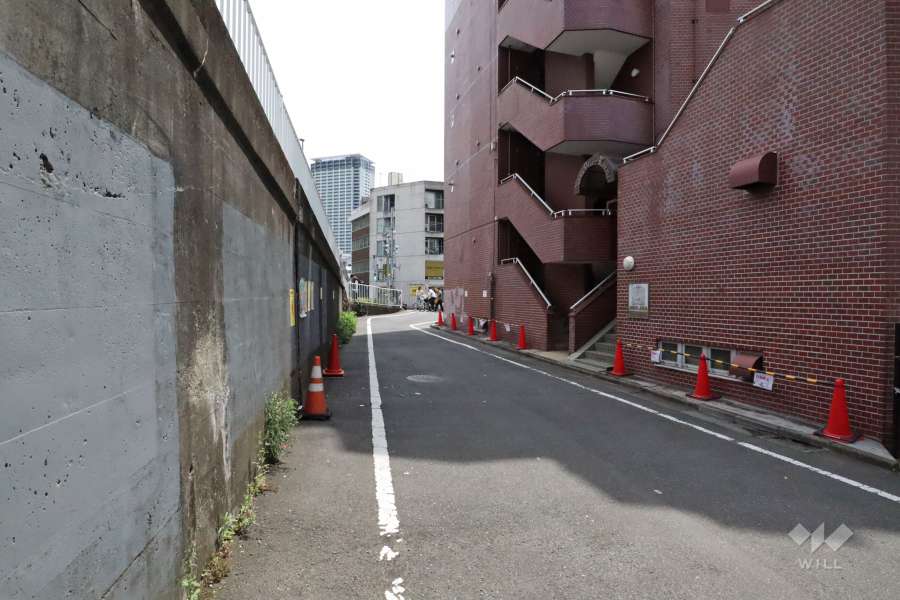 敷地東側の前面道路(北側から)
