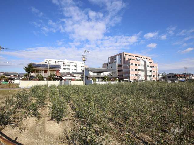 周辺は田畑が残るのどなか住宅地。