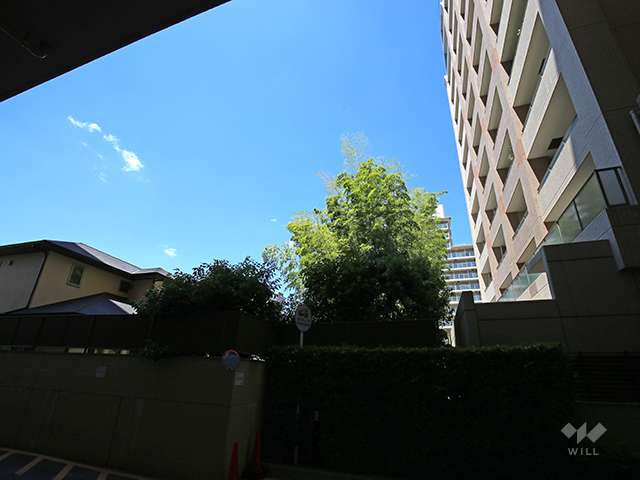 敷地南側には一戸建てが立っています。