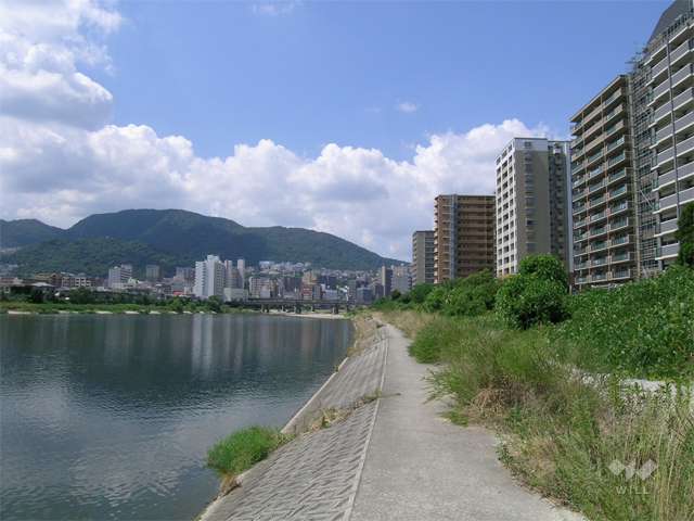 敷地の南側には武庫川が流れています。