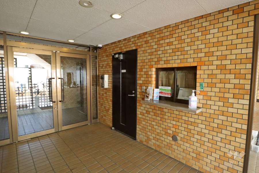 エントランスはオートロック付きです。