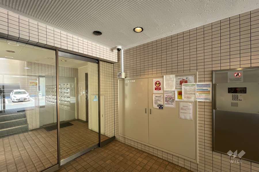 エントランスはオートロック付きです。