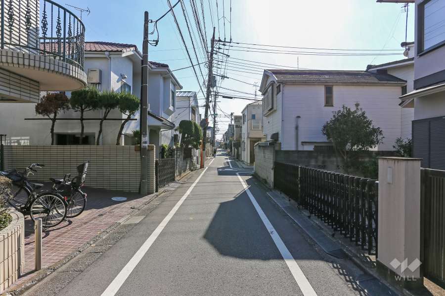 敷地の西側前面道路（北側から）