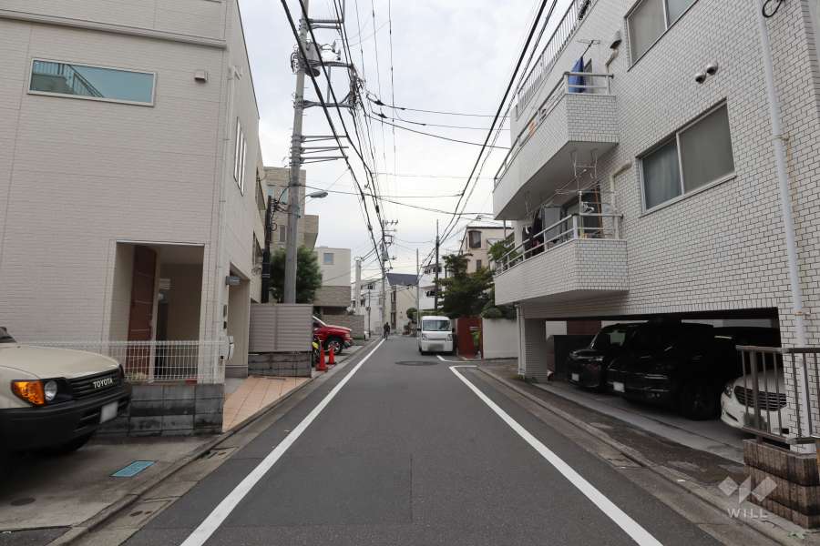 敷地南側の前面道路(東側から)