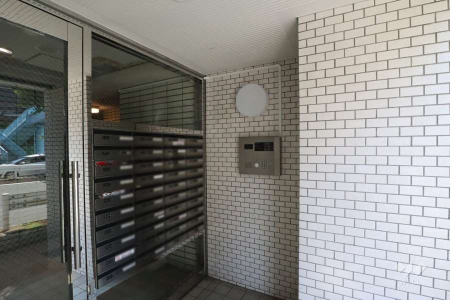 エントランスはオートロック付きです。