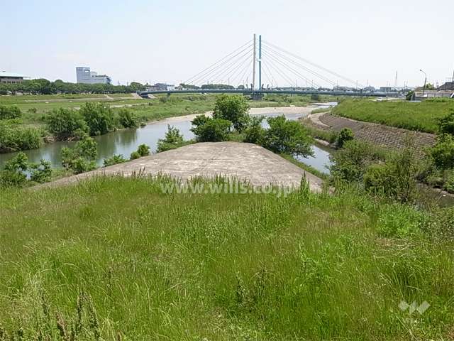 敷地東側には猪名川が流れており、河川敷には公園や広場、グラウンドなどが整備されています。