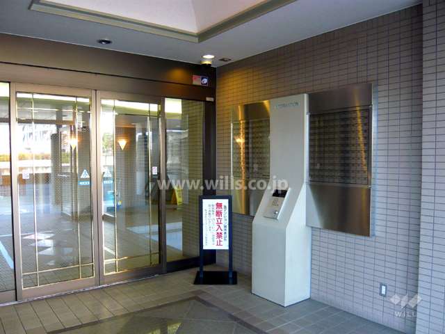 エントランスはオートロック付きです。