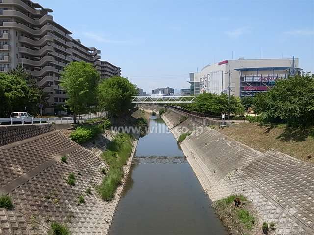 敷地の北東側には駄六川が流れ、川の対岸には『イオンモール伊丹テラス』があります。