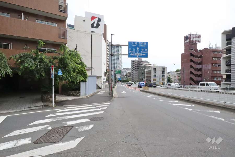 敷地西側の前面道路