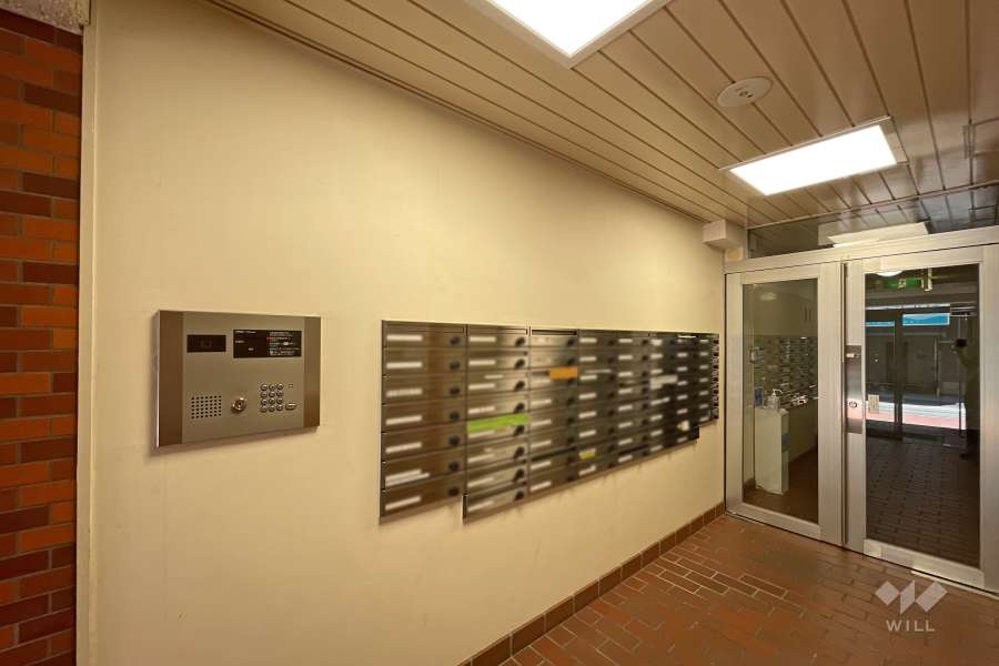 エントランスはオートロック付きです。