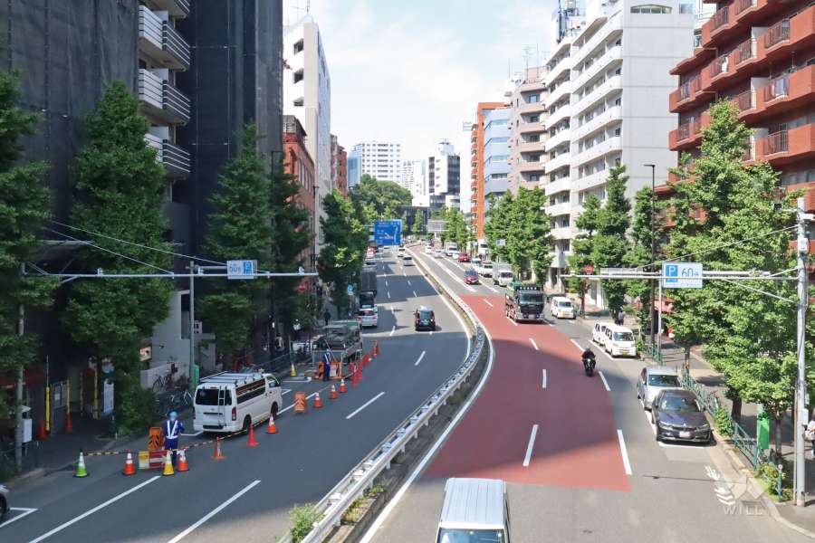 敷地西側の前面道路（駒沢通り）